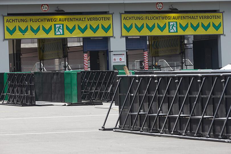 Fluchtwege sind auf dem Gelände des Musikfestivals "Rock am Ring" markiert.