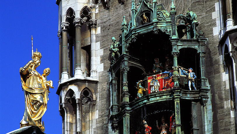 Schäfflertanz: Das Glockenspiel im Münchner Rathaus Schäfflertanz: Das Glockenspiel im Münchner Rathaus