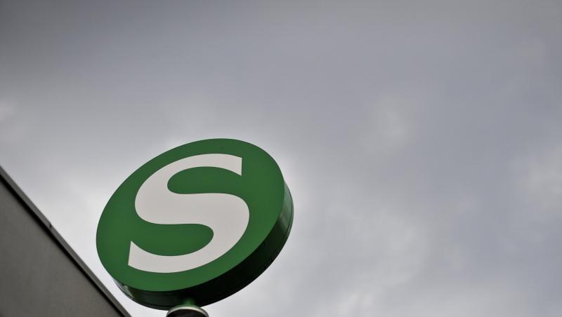 Das Logo der S-Bahn, aufgenommen vor einem dunklen Wolkenhimmel. Foto: Ole Spata/Archivbild