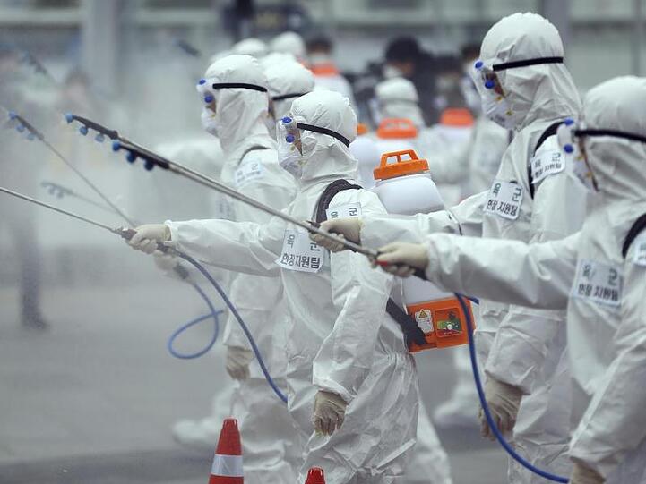 Soldaten der südkoreanischen Armee versprühen Desinfektionsmittel. Die Zahl der Infektionsfälle in Südkorea ist binnen 24 Stunden um fast 600 gestiegen.