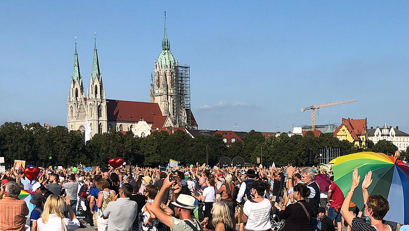 Zahlreiche Menschen haben sich zu einer Kundgebung der Initiative "Querdenken 089"  gegen die staatlichen Corona-Maßnahmen auf der Theresienwiese eingefunden.
