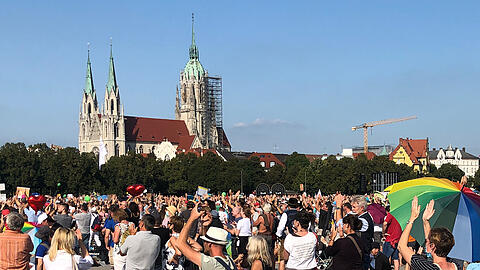 Zahlreiche Menschen haben sich zu einer Kundgebung der Initiative "Querdenken 089"  gegen die staatlichen Corona-Maßnahmen auf der Theresienwiese eingefunden.