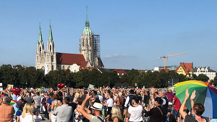 Zahlreiche Menschen haben sich zu einer Kundgebung der Initiative "Querdenken 089"  gegen die staatlichen Corona-Maßnahmen auf der Theresienwiese eingefunden.