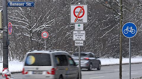 Die ersten Schilder, die auf das Diesel-Fahrverbot hinweisen, stehen schon seit ein paar Wochen. Die SPDfordert jedoch weitere Ausnahmen.