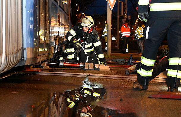 Mit Hilfe von Hebekissen wurde ein weiteres Drehgestell angehoben und anschließend mit hydraulischen Zylindern und Verschiebehaken wieder ins Gleis gedrückt.