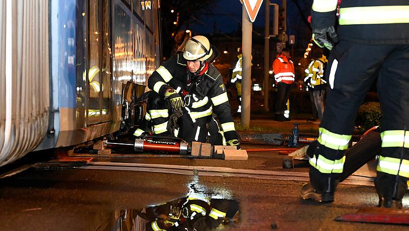Mit Hilfe von Hebekissen wurde ein weiteres Drehgestell angehoben und anschließend mit hydraulischen Zylindern und Verschiebehaken wieder ins Gleis gedrückt. Mit Hilfe von Hebekissen wurde ein weiteres Drehgestell angehoben und anschließend mit hydraulischen Zylindern und Verschiebehaken wieder ins Gleis gedrückt.