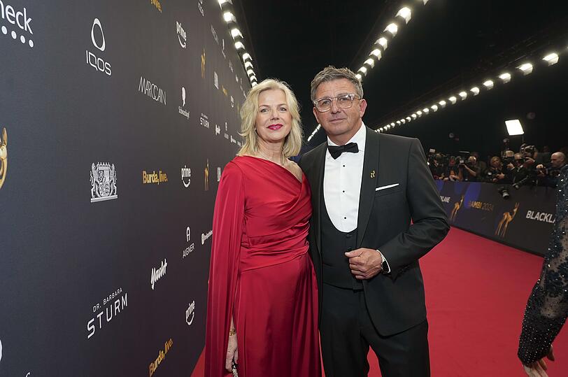Der Bergdoktor höchstpersönlich: Hans Sigl und seine Ehefrau Susanne Kemmler beim Bambi 2024.