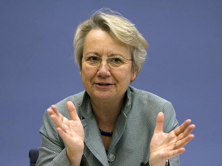 Bundesforschungsministerin Schavan hält nichts vor einer Verteufelung der Gentechnik. Dahinter steckten künftige Arbeitsplätze. (Archivbild)