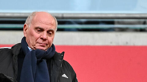 FC-Bayern-Ehrenpräsident Uli Hoeneß äußert sich über das Standing seines Vereins, den Wechsel von Florian Wirtz zu Liverpool und den Abgang von Thomas Müller. FC-Bayern-Ehrenpräsident Uli Hoeneß äußert sich über das Standing seines Vereins, den Wechsel von Florian Wirtz zu Liverpool und den Abgang von Thomas Müller.