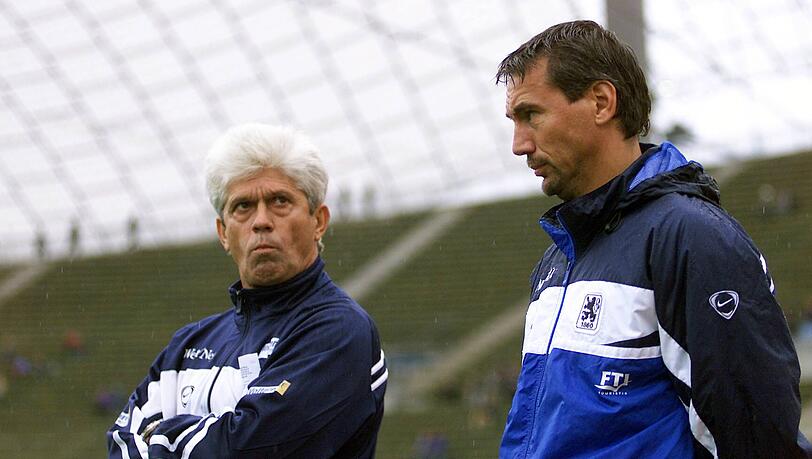 Archivbild vom 23. September 2001: L&ouml;wen-Trainer Werner Lorant und Co-Trainer Peter Pacult. Rund einen Monat sp&auml;ter wurde Lorant entlassen, Pacult zum Chefcoach bef&ouml;rdert.