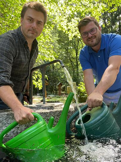 Die CSU-Stadträte Matthias Stadler und Sebastian Kriesel wollen, dass das Wasser auf Münchens Friedhöfen weiter fließt. Die CSU-Stadträte Matthias Stadler und Sebastian Kriesel wollen, dass das Wasser auf Münchens Friedhöfen weiter fließt.