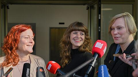 Die Parteivorsitzenden Bettina K&ouml;nig (SPD, l-r), Kerstin Wolter (Die Linke) und Nina Stahr (B&uuml;ndnis 90/Die Gr&uuml;nen) haben gemeinsam mit anderen Vertretern ihrer Parteien &uuml;ber Antisemitismus beraten.