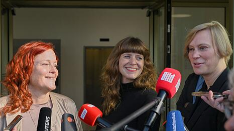 Die Parteivorsitzenden Bettina K&ouml;nig (SPD, l-r), Kerstin Wolter (Die Linke) und Nina Stahr (B&uuml;ndnis 90/Die Gr&uuml;nen) haben gemeinsam mit anderen Vertretern ihrer Parteien &uuml;ber Antisemitismus beraten.