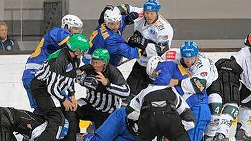 Ein sogenanntes Freundschaftsspiel in der Vorbereitung: Das Duell EHC gegen Augsburg war giftig und gipfelte in einer Massenschlägerei. Ein sogenanntes Freundschaftsspiel in der Vorbereitung: Das Duell EHC gegen Augsburg war giftig und gipfelte in einer Massenschlägerei.