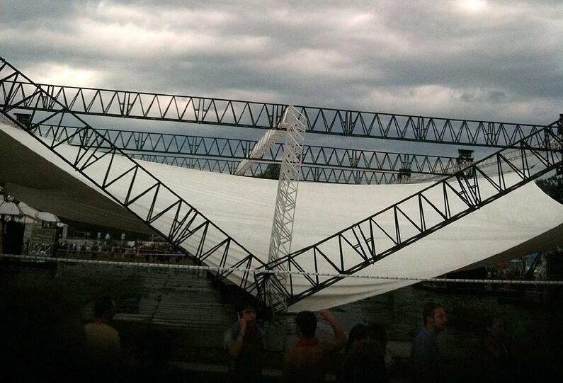 Die Festivalbesucher verlassen das Gelände: Am 18.08.2011 war der Teil einer Bühne nach einem Sturm zusammengebrochen. Drei Menschen wurden getötet, Elf wurden schwerverletzt.