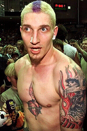 Stefan Kretzschmar jedenfalls gefällt es so. Ihn zieren zahlreiche Tattoos, unter anderem Gesicht der folgenden Dame auf der linken Wade.