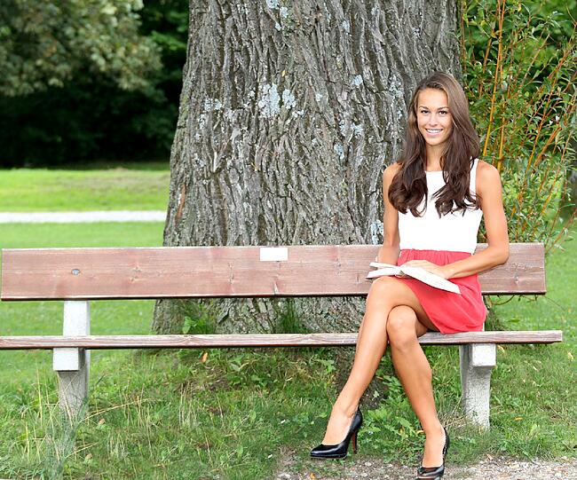Die schöne Giulia Schmitt wollte ursprünglich Ballett-Tänzerin werden. Jetzt versucht sie ihr Glück mit einer Karriere als Model. Wird sie die Schönste Müncherin werden?