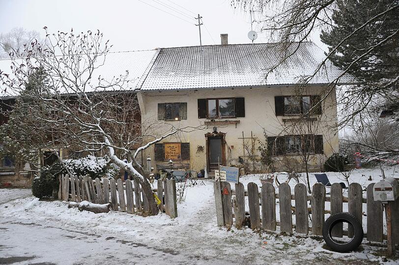 Bilder wie aus einem Horror-Film: Die verfallene Gartentüre steht offen...