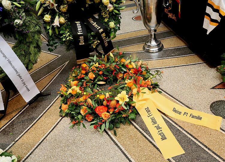"Ich sterb&rsquo; auf dem Eis", hat Franz Jüttner Freunden oft gesagt. Er ist nur 51 Jahre alt geworden. Neben dem Sarg ist er auf einem Foto im Eishockey-Dress zu sehen.