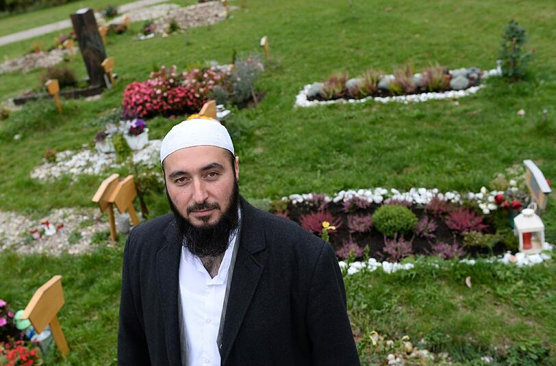 Der islamische Bestatter Salih Güler steht in der islamischen Sektion des Neuen Südfriedhofs in München.