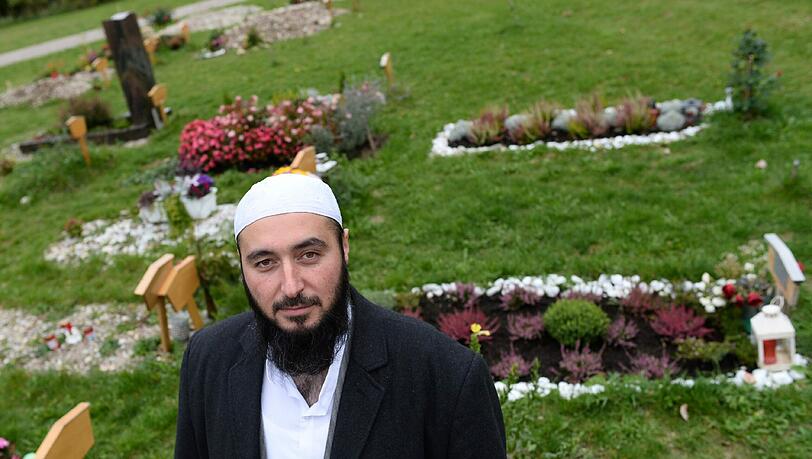 Der islamische Bestatter Salih Güler steht in der islamischen Sektion des Neuen Südfriedhofs in München. Der islamische Bestatter Salih Güler steht in der islamischen Sektion des Neuen Südfriedhofs in München.