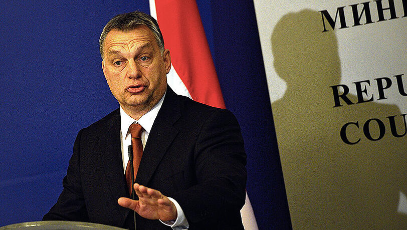 Ungarns Regierungschef Viktor Orban möchte sein Volk über die Verteilung von Flüchtlingen abstimmen lassen. 1300 Menschen müsste das Land nach EU-Quoten aufnehmen. Ungarns Regierungschef Viktor Orban möchte sein Volk über die Verteilung von Flüchtlingen abstimmen lassen. 1300 Menschen müsste das Land nach EU-Quoten aufnehmen.