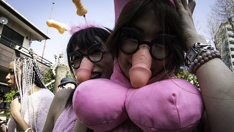 So feiern die Menschen in Japan das "fest des stählernen Penisses".