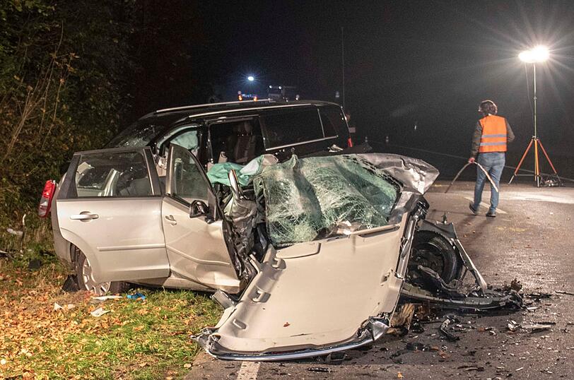Aufräumarbeiten nach einem tödlichen Verkehrsunfall auf der B20 bei Laufen.