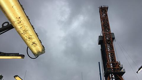An der Schäftlarnstraße in Sendling, hinterm Heizkraftwerk Süd, entsteht eine Geothermieanlage &ndash; der Bohrturm ist 58 Meter hoch.