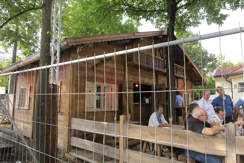 Hinter Gittern: Diese Hütte muss der Betrieber in Kürze abbauen lassen.