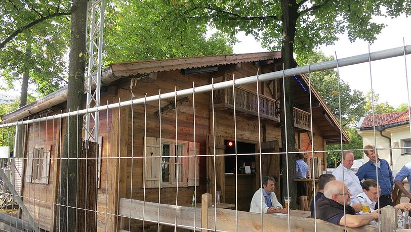 Hinter Gittern: Diese Hütte muss der Betrieber in Kürze abbauen lassen. Hinter Gittern: Diese Hütte muss der Betrieber in Kürze abbauen lassen.
