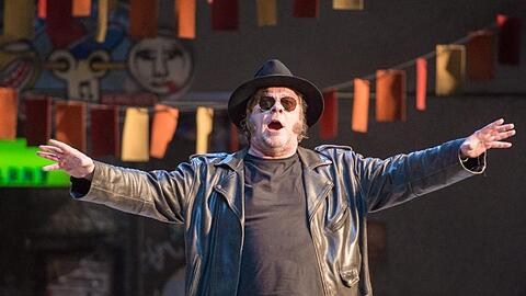Der Opernsänger Michael Volle (John Falstaff) steht bei einer Fotoprobe. Foto: Christophe Gateau/dpa