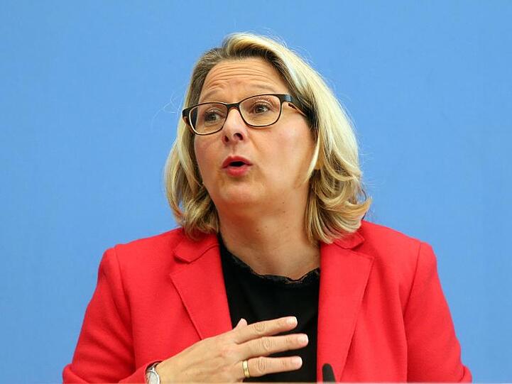 Umweltministerin Svenja Schulze hätte den Ausstoß von Treibhausgasen lieber über eine Erhöhung der Energiesteuern verteuert.