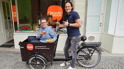 Holger Stromberg (links) und Martin Wild verkaufen am Viktualienmarkt schon vegane Snacks, aber das ist nur ein kleiner Teil ihres Projekts, das die Landwirtschaft um München - zumindest ein bisschen - revolutionieren will.