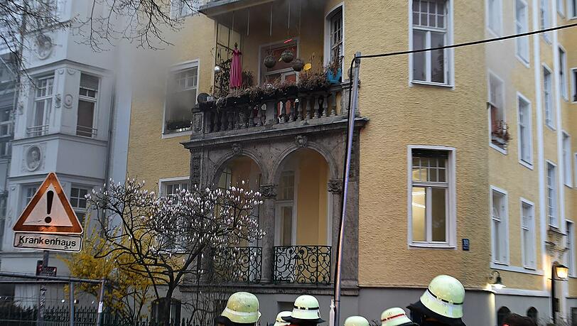 Die Feuerwehr München löscht einen Wohnungsbrand in der Mozartstraße. Die Feuerwehr München löscht einen Wohnungsbrand in der Mozartstraße.