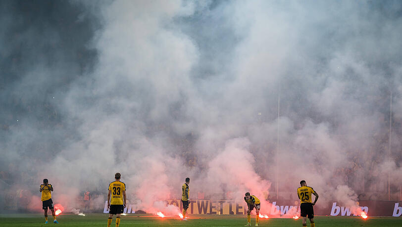Während des Relegationsspiels zwischen Dresden und  Kaiserslautern kam es zu Ausschreitungen.