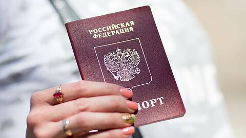 Immer mehr Länder schränken die Vergabe von Schengen-Visa an Russen im Alleingang ein.