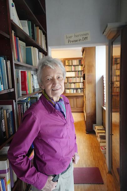Gudrun Hofmann hat das Antiquariat 2016 übernommen, zuvor aber bereits hin und wieder ausgeholfen. Gudrun Hofmann hat das Antiquariat 2016 übernommen, zuvor aber bereits hin und wieder ausgeholfen.