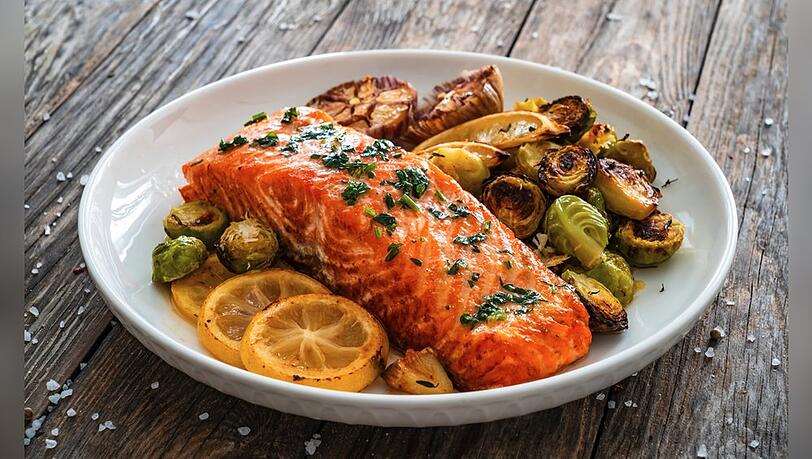 Das perfekte Gericht zum gesunden Schlemmen: Lachssteak serviert mit geröstetem Rosenkohl. Das perfekte Gericht zum gesunden Schlemmen: Lachssteak serviert mit geröstetem Rosenkohl.