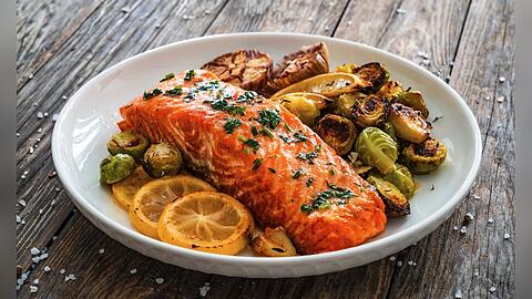 Das perfekte Gericht zum gesunden Schlemmen: Lachssteak serviert mit geröstetem Rosenkohl.
