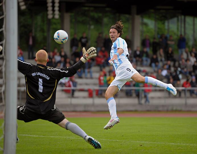 Hier schießt Djordje Rakic sein drittes Tor im Testspiel gegen den TSV Landsberg.
