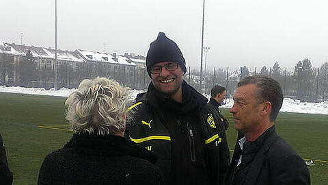 Sportchef Florian Hinterberger begrüßte BVB-Trainer Jürgen Klopp. Die Dortmunder nutzen das Trainingsgelände von 1860 um sich für den Pokal-Kracher gegen den FC Bayern warm zu spielen.