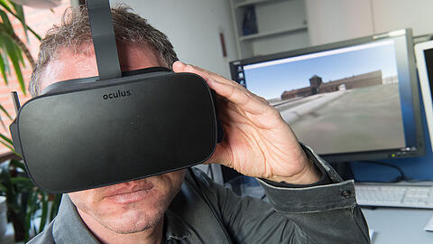 Virtuell eintauchen: Ralf Breker vom Landeskriminalamt in München schaut in eine 3D-Brille.