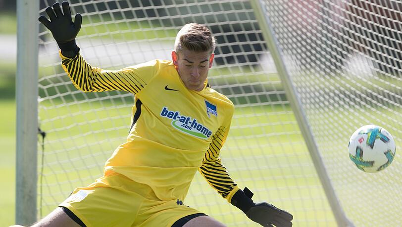 Jonathan Klinsmann steht im Tor von Hertha BSC Berlin. Jonathan Klinsmann steht im Tor von Hertha BSC Berlin.