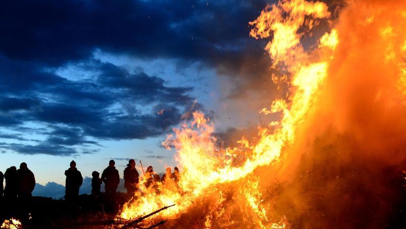 Menschen stehen um ein traditionelles Osterfeuer. Foto: Maurizio Gambarini/Archivbild Menschen stehen um ein traditionelles Osterfeuer. Foto: Maurizio Gambarini/Archivbild