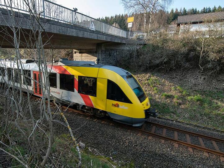 Tatort in Bad Berleburg: Unbekannte hatten hier mehrere Gullydeckel von einer Brücke herab an Seilen über den Schienen aufgehängt.