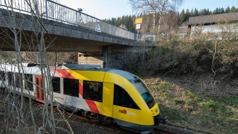 Tatort in Bad Berleburg: Unbekannte hatten hier mehrere Gullydeckel von einer Brücke herab an Seilen über den Schienen aufgehängt. Tatort in Bad Berleburg: Unbekannte hatten hier mehrere Gullydeckel von einer Brücke herab an Seilen über den Schienen aufgehängt.