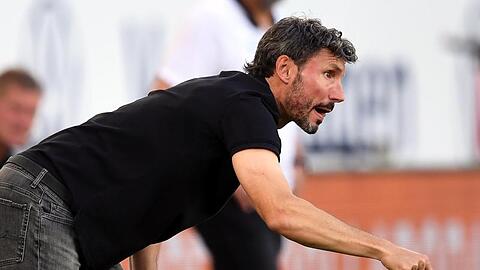 Mark van Bommel feierte seinen ersten Sieg als Bundesliga-Trainer.