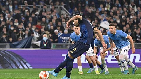 Mehdi Taremi (l) erzielt per Elfmeter für FC Porto das 1:0 gegen Lazio Rom.