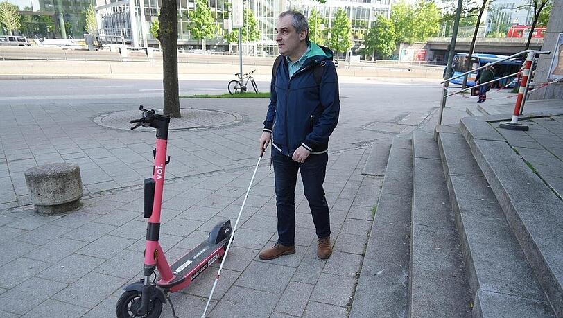 Für Stefan Unterstraßer kann auch der Weg zur U-Bahn gefährlich werden: 2021 stürzte er schwer über einen E-Scooter, welcher auf den Stufen zur U-Bahn lag. Die achtlos abgestellten Roller sind für ihn ein Problem.